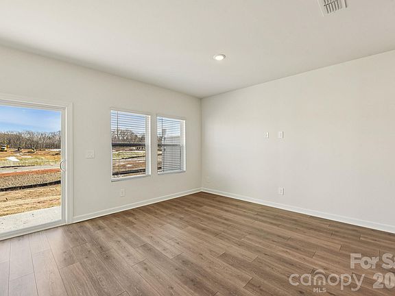 5th image of 453 Markridge Loop