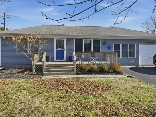44 Oak St, Westhampton Beach, NY 11978