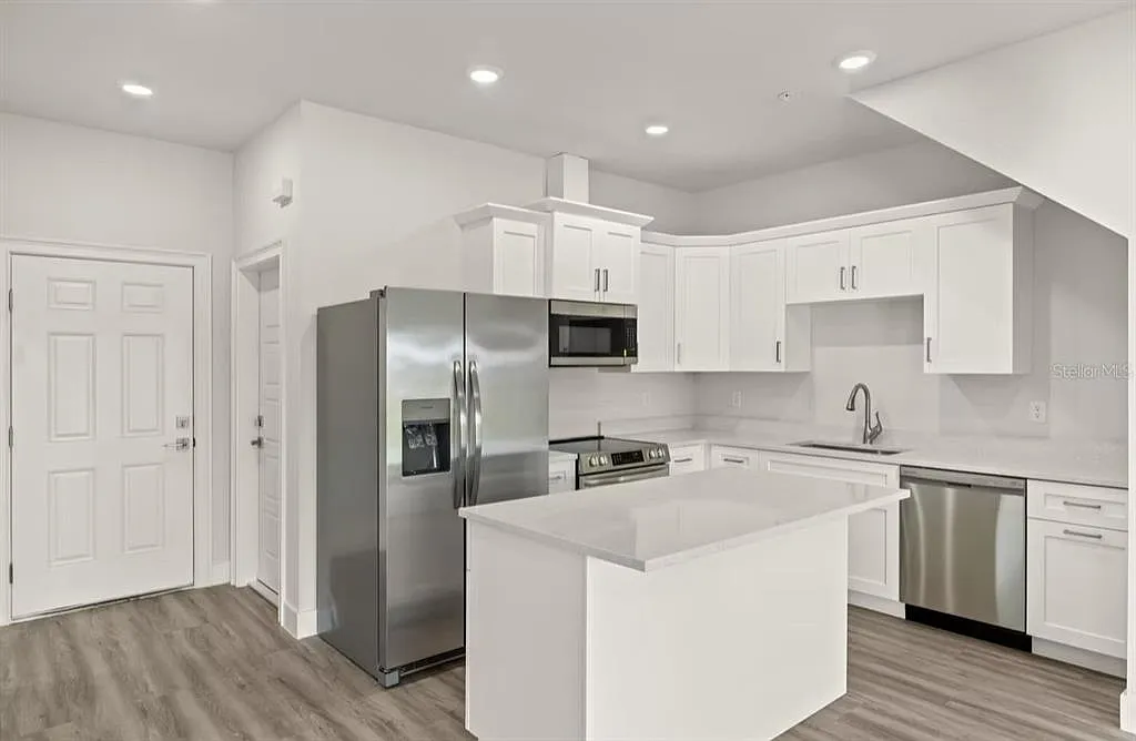 3 bed, 2.5 bath, 1265 sqft, $2,300 — Photo 4