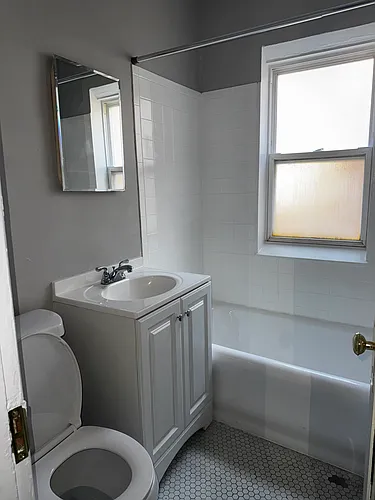 6818-2 N Wayne Ave Photo 1