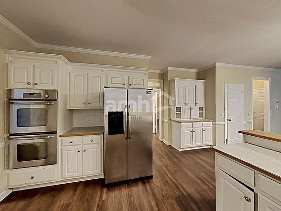 3rd image of 815 Hillcrest Ln