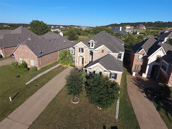 3rd image of 2738 Fountain View Blvd
