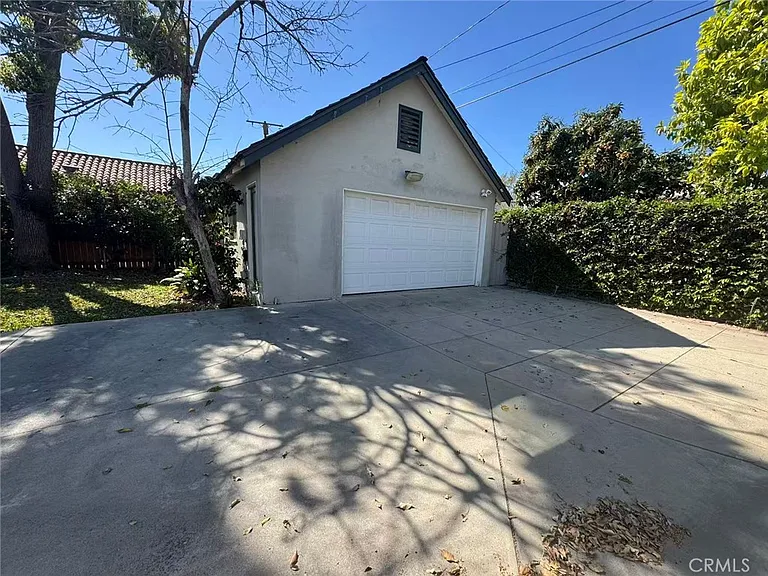 1965 S El Molino Ave — Photo 20