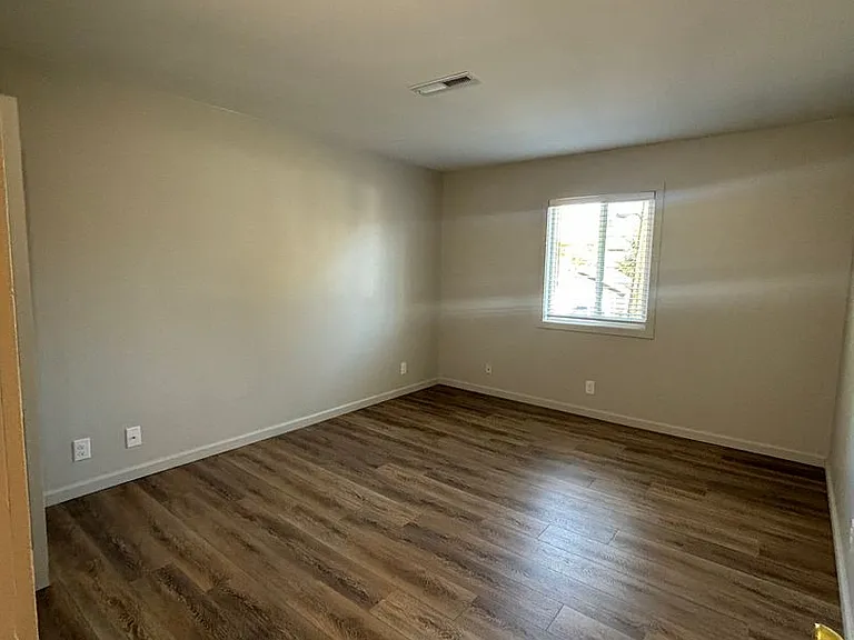 1404 Toole Ave — Photo 8