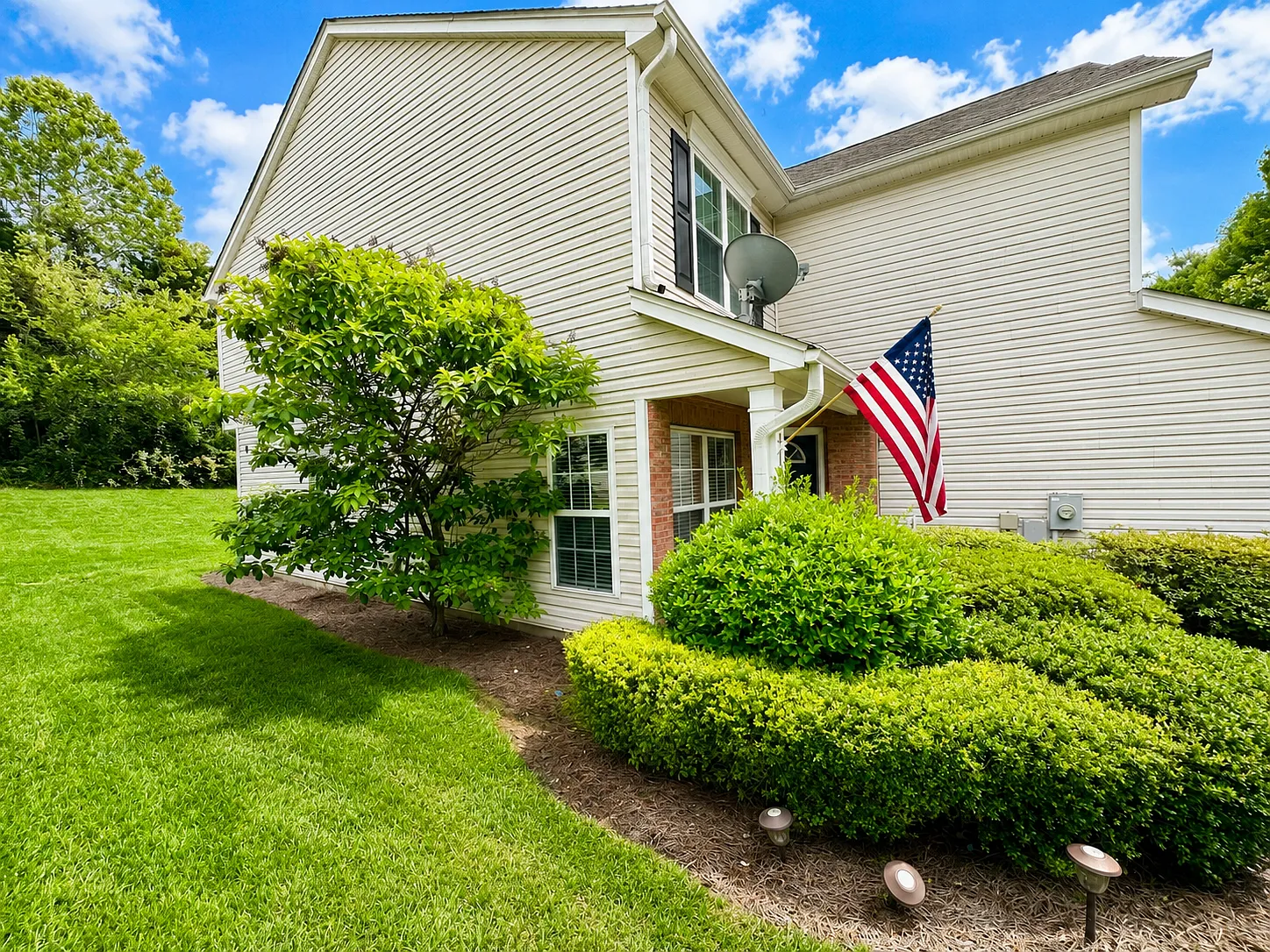 3 bed, 2.5 bath, 1717 sqft, $1,890 — Photo 3