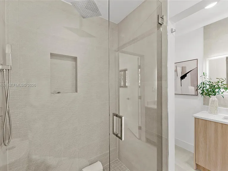 NE 2nd Ct — Photo 6