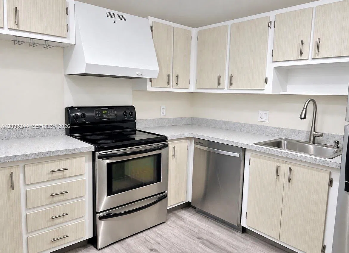 Admirals Port Condo West — Photo 2