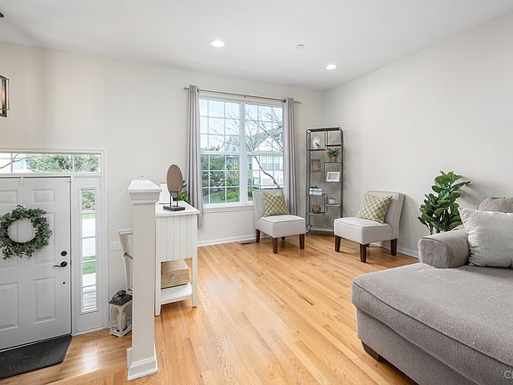 4th image of 362 Broadmoor Ln #0