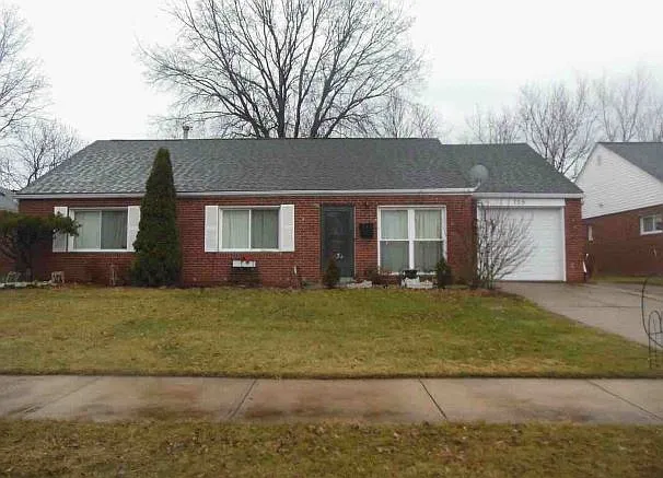 705 Walnut Dr photo 1