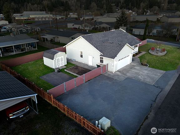 3rd image of 823 SW 21st Street