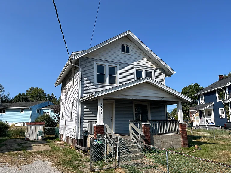3626 Fairmount Blvd NE — Photo 1