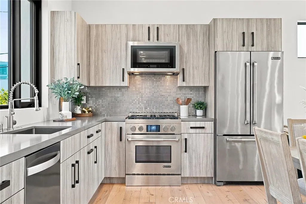 1 bed, 1.5 bath, 1000 sqft, $5,995 — Photo 4
