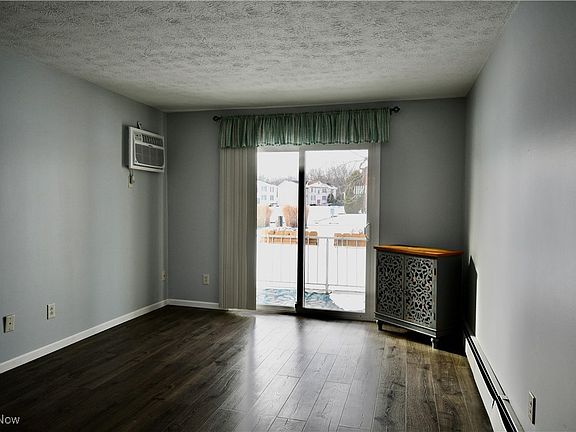 4th image of 876 Pearson Cir Unit 2