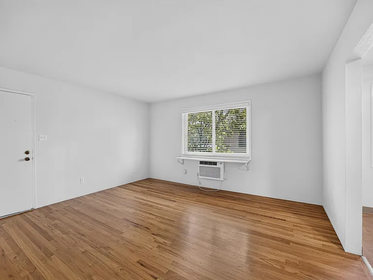 1624 T St #8 — Photo 2