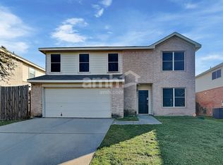945 Canary Dr, Saginaw, TX 76131