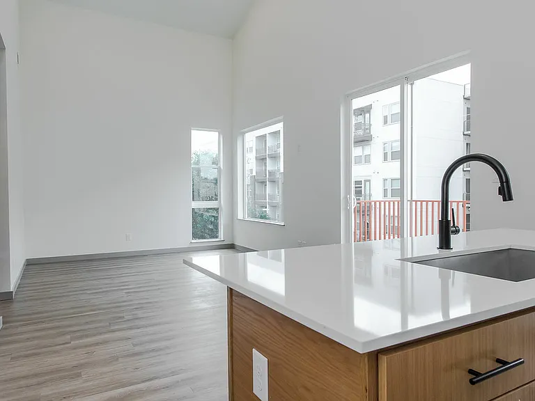 4001 Roseland Ave — Photo 5