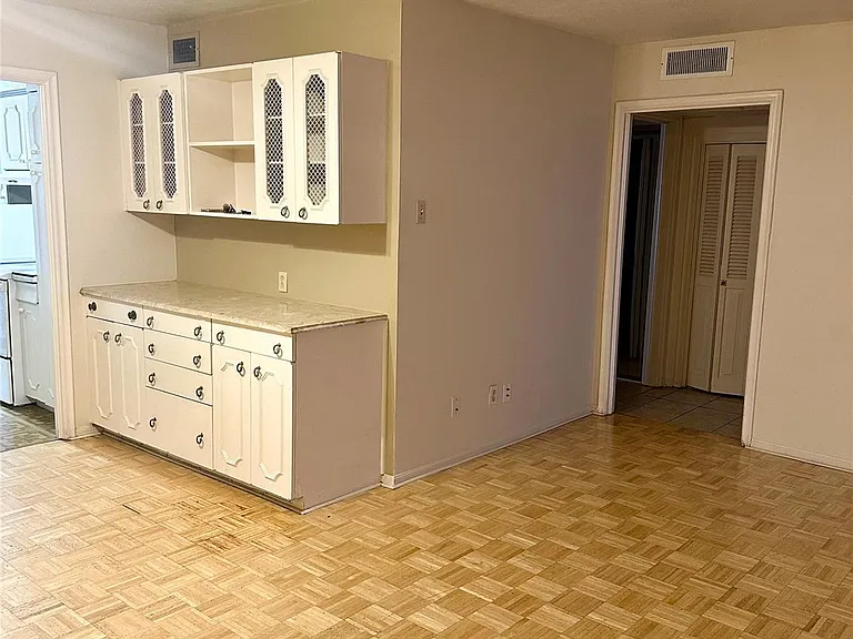 7600 Burgoyne Rd #240 — Photo 9