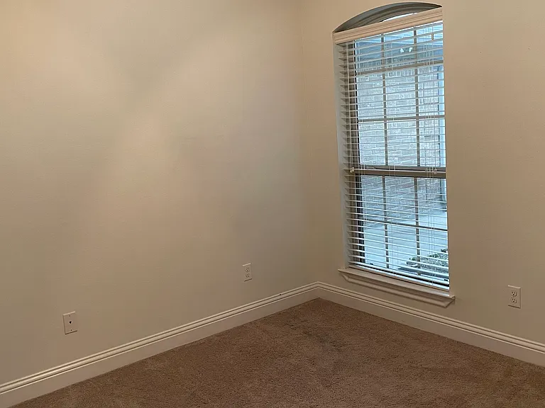 660 Spencer Ln — Photo 12