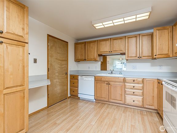 4th image of 1909 21st Street NE