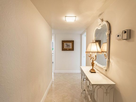 3rd image of 122 Lakeshore Dr APT 433