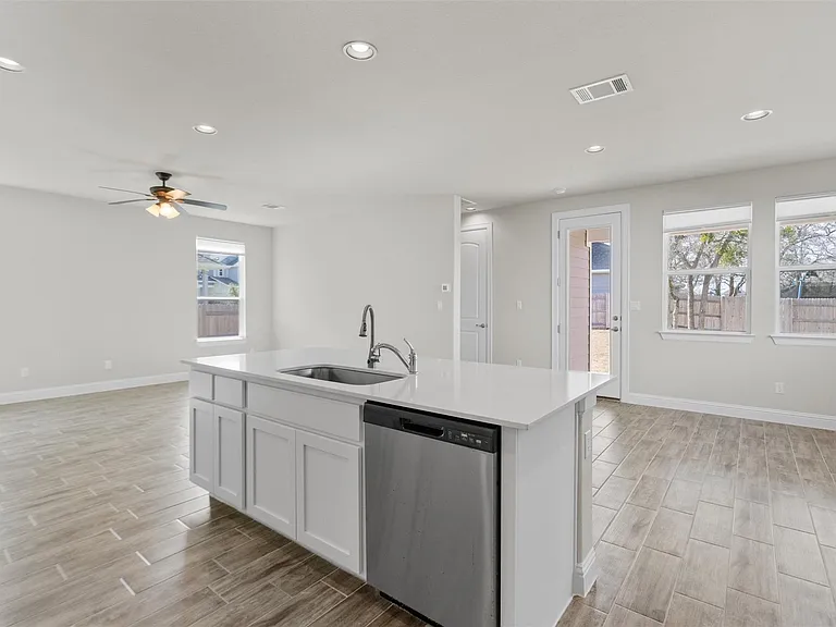 205 Riverhill Cv — Photo 10