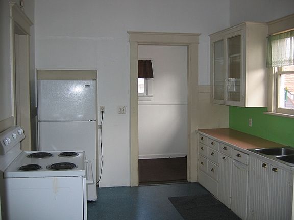2nd image of 2122 Capitol Way S