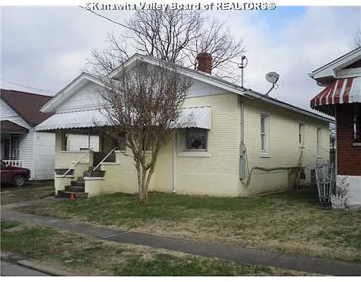 132 8th St photo 1