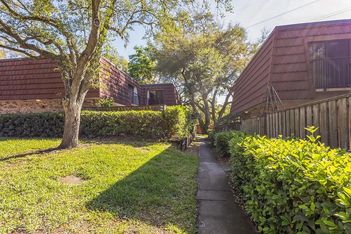 Building Photo - 705 1st Ct