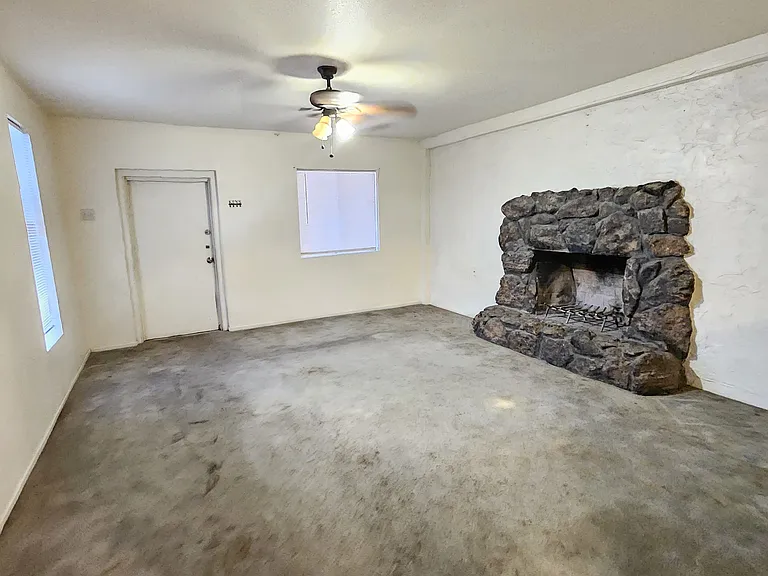 1820 W Wickieup Ln — Photo 9