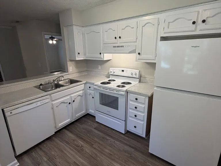 1248 Hamilton Dr — Photo 2