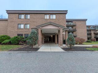 4 Ledgewood Way APT 13, Peabody, MA 01960