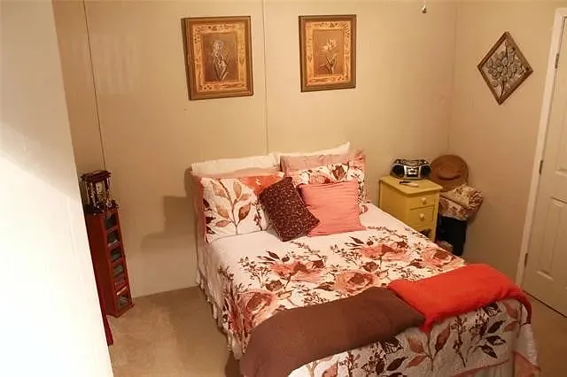 3 bed, 896 sqft, $1,500 — Photo 2