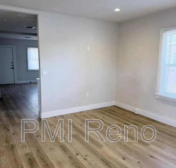 611 E 2nd St — Photo 8