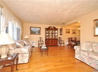 45 Brook Rd, Valley Stream, NY 11581