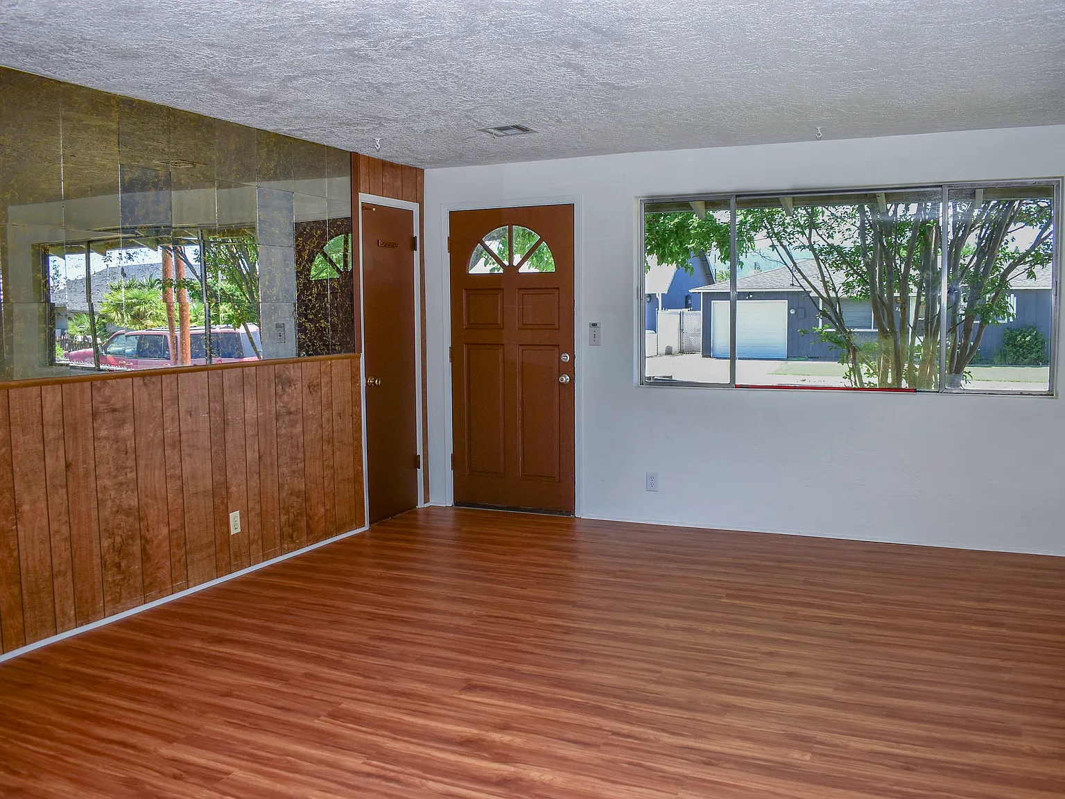 3 bed, 962 sqft, $1,900 — Photo 3