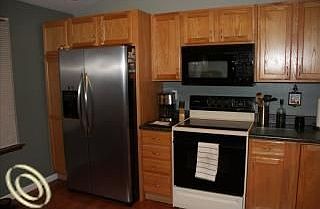 4th image of 1340 Farmridge Ave