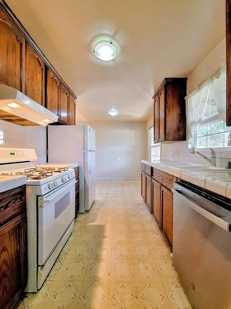 Charming 3bd Single Story House w/Attached Garage — Photo 2
