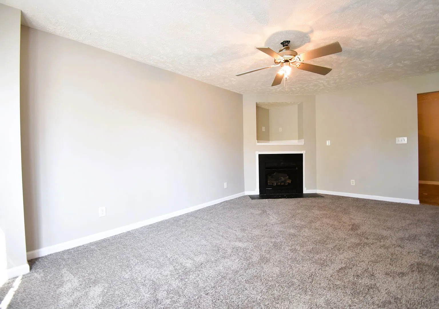 Coming Soon 3 Bedroom 2.5 Bathroom Townhome — Photo 3