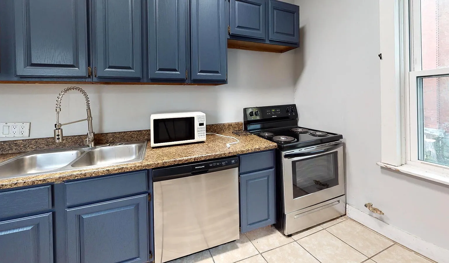 5 bed, 3.5 bath, 2494 sqft, $3,795 — Photo 2