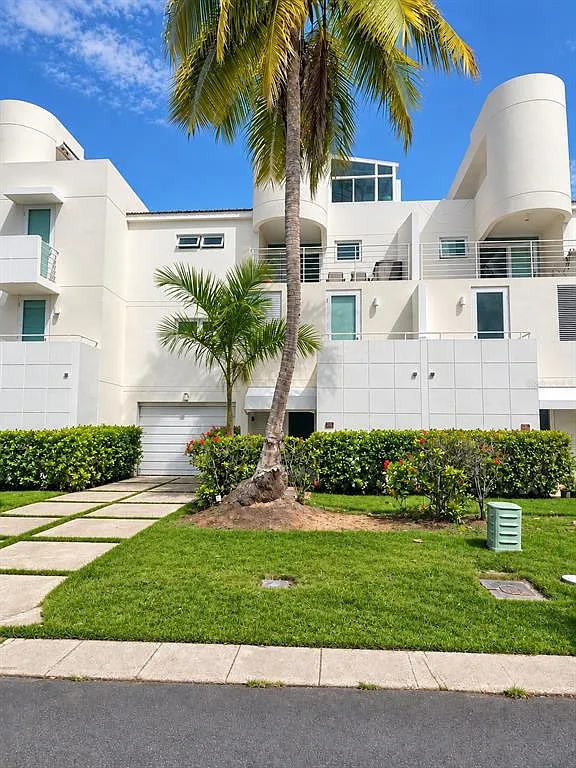 4 bed, 4.5 bath, 2831 sqft, $5,500 — Photo 1