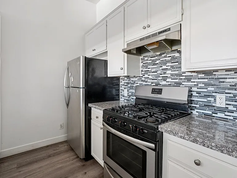 11657 Oxnard Str. — Photo 31