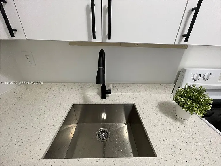 142 SW 18th Ave #19 — Photo 6