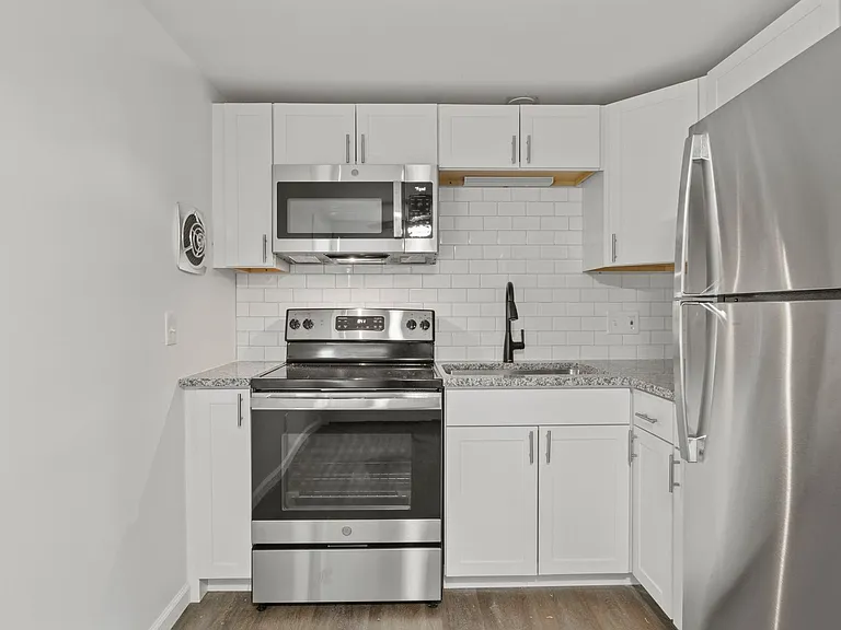 Creekside Apartments — Photo 14