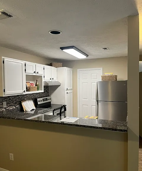 606 Squire Ln #G — Photo 9