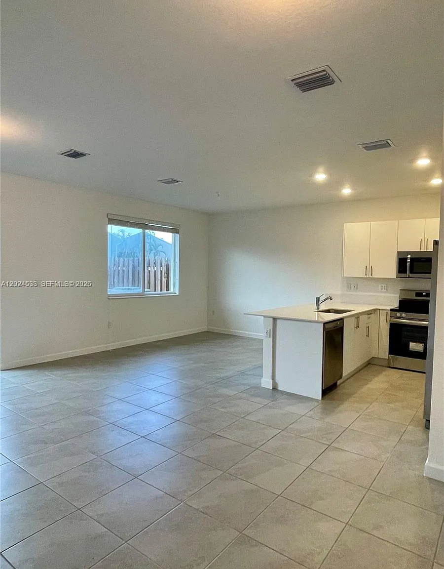 3 bed, 3.5 bath, 1694 sqft, $2,700 — Photo 4