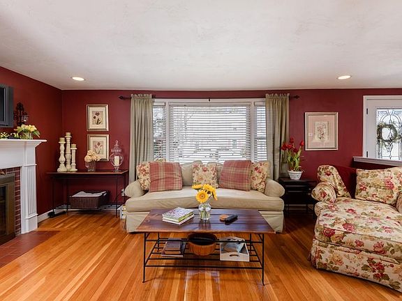 5th image of 128 Whipple St