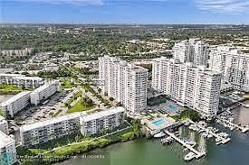 2nd image of 18031 Biscayne Blvd APT 302