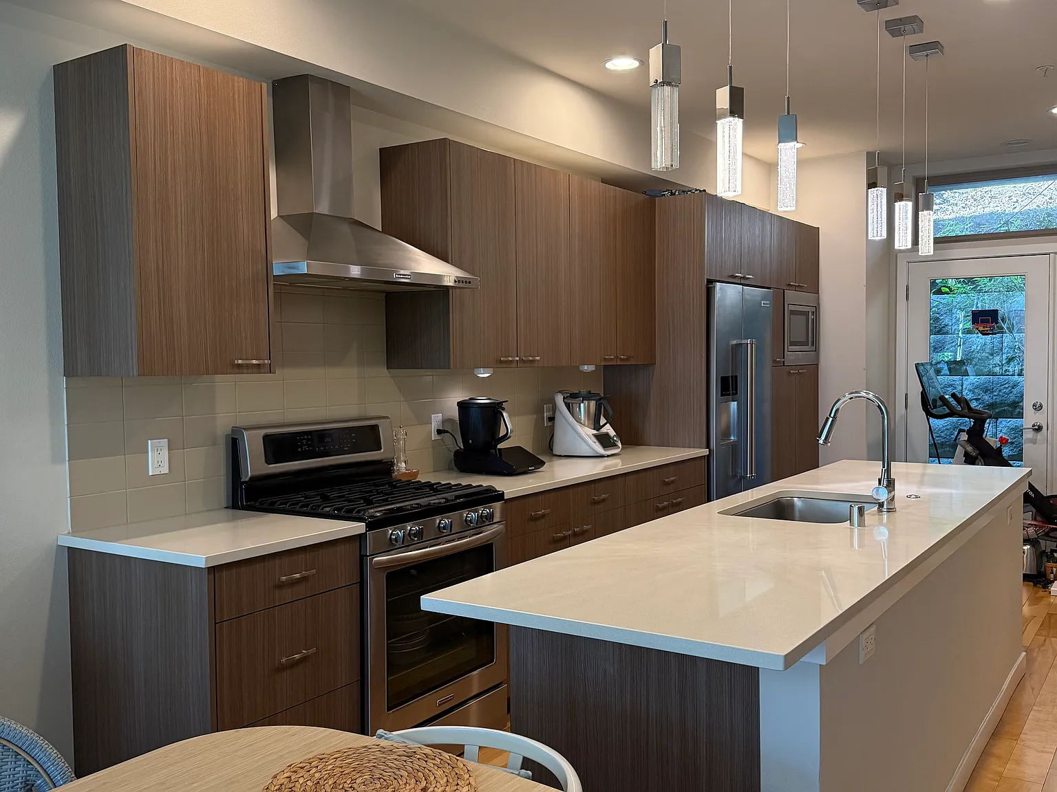3 bed, 2.5 bath, 1832 sqft, $3,900 — Photo 4