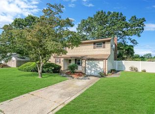 16 Majestic Rd, Selden, NY 11784