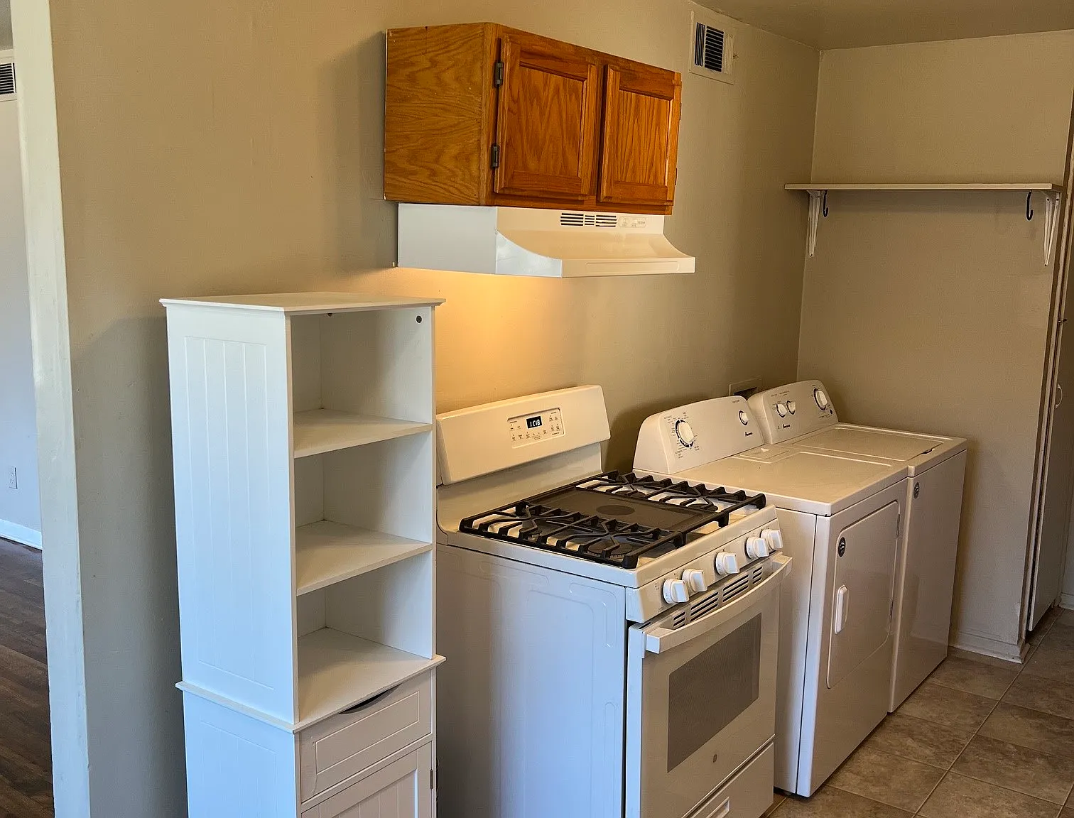 3 bed, 1200 sqft, $1,400 — Photo 2